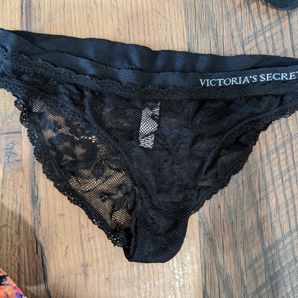 VS lace cheeky panties. Size S.